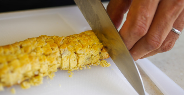 一度焼いたビスコッティを取り出してカット